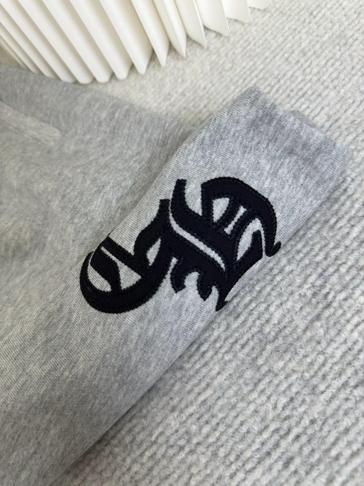 P290 Chrome Hearts floral gray Sanskrit logo shorts. Authentic version - physical counter - top luxury quality. 🆚Instant sale of all versions on the market. Custom dyed floral gray fabric according to YB. The price of floral gray fabric is extremely high. There is no stock in the market. The embroidery uses imported embroidery. Customized scroll hardware and accessories. Size S M L